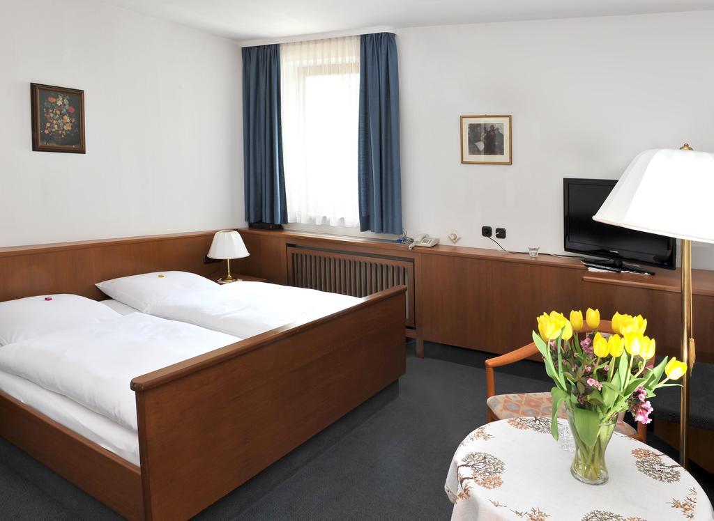 Hotel Gruener Baum Pommersfelden Exterior photo